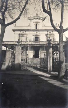 Vista de la façana principal d'un edifici senyorial de Manila