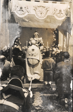 El capellà Josep Ferriol Carreras celebrant un missa a Celrà