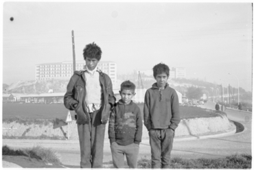 Tres nens als albergs provisionals de Domeny