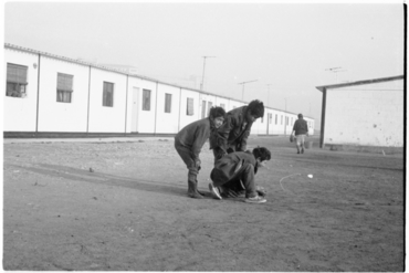 Nens jugant als albergs provisionals de Domeny