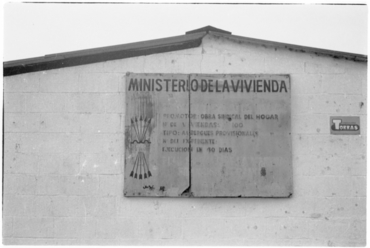 Cartell del Ministeri de la Vivenda als albergs provisionals de Domeny