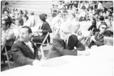 Taula d'assistents a l'acte de concessió del III Premi Prudenci Bertrana, entre ells, Aurora Bertrana