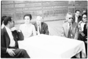 Taula d'assistents a l'acte de concessió del III Premi Prudenci Bertrana, entre ells, Vicenç Riera Llorca