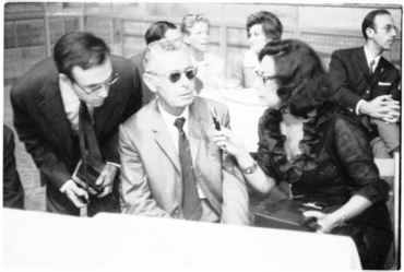 Mireia Xapellí entrevistant a Vicenç Riera Llorca, guanyador del III Premi Prudenci Bertrana