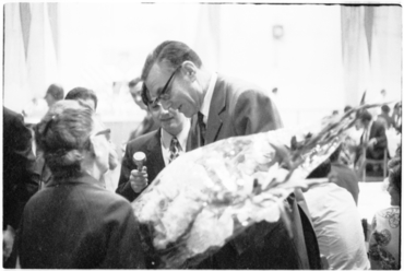 Aurora Bertrana, presidenta del jurat del III Premi Prudenci Bertrana, amb un ram de flors a la mà