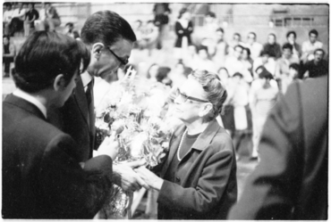 Aurora Bertrana, presidenta del jurat del III Premi Prudenci Bertrana, rebent un ram de flors