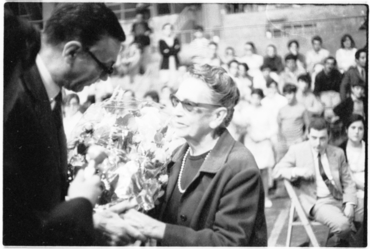 Aurora Bertrana, presidenta del jurat del III Premi Prudenci Bertrana, rebent un ram de flors