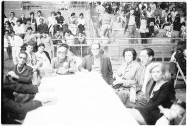 Taula d'assistents a l'acte de concessió del III Premi Prudenci Bertrana, entre ells, Aurora Bertrana