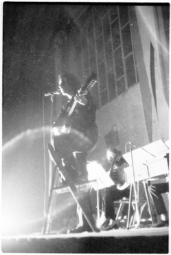 Actuació de Lluís Llach a l'acte de concessió del III Premi Prudenci Bertrana