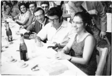 Francesc Vallverdú signant un llibre a l'acte de concessió del III Premi Prudenci Bertrana