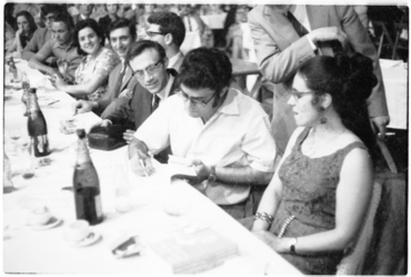 Francesc Vallverdú signant un llibre a l'acte de concessió del III Premi Prudenci Bertrana