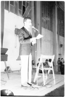 Salvador Sunyer i Aimeric llegint el veredicte del III Premi Prudenci Bertrana