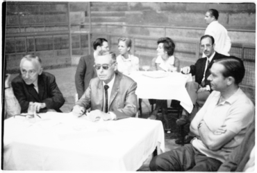 Taula d'assistents a l'acte de concessió del III Premi Prudenci Bertrana, entre ells, Vicenç Riera Llorca