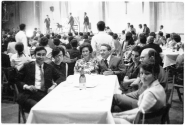 Taula d'assistents a l'acte de concessió del III Premi Prudenci Bertrana