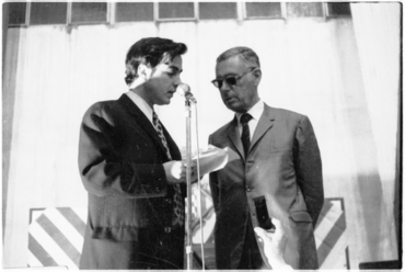 Enric Frigola entrevistant a Vicenç Riera Llorca, guanyador del III Premi Prudenci Bertrana