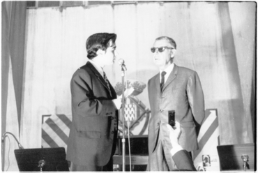 Enric Frigola entrevistant a Vicenç Riera Llorca, guanyador del III Premi Prudenci Bertrana