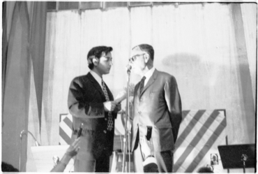 Enric Frigola entrevistant a Vicenç Riera Llorca, guanyador del III Premi Prudenci Bertrana