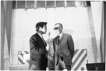 Enric Frigola entrevistant a Vicenç Riera Llorca, guanyador del III Premi Prudenci Bertrana