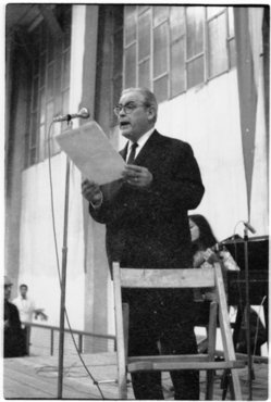 Un home fent un parlament a l'acte de concessió del III Premi Prudenci Bertrana