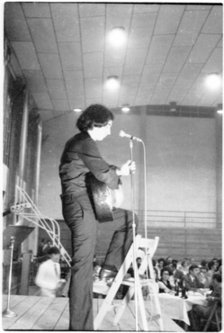 Actuació de Lluís Llach a l'acte de concessió del III Premi Prudenci Bertrana