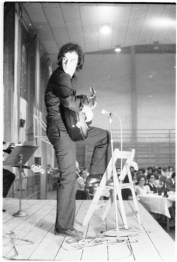 Actuació de Lluís Llach a l'acte de concessió del III Premi Prudenci Bertrana