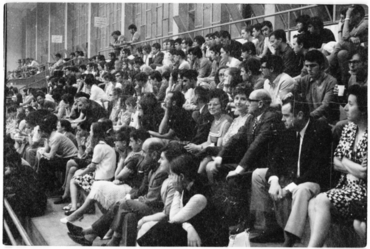 Assistents a l'acte de concessió del III Premi Prudenci Bertrana a les grades del Pavelló Municipal d'Esports