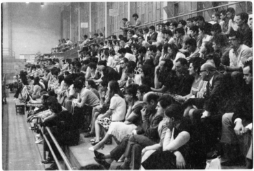 Assistents a l'acte de concessió del III Premi Prudenci Bertrana a les grades del Pavelló Municipal d'Esports