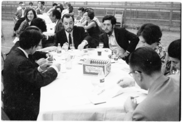 Taula d'assistents a l'acte de concessió del III Premi Prudenci Bertrana