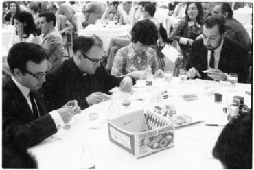 Taula d'assistents a l'acte de concessió del III Premi Prudenci Bertrana