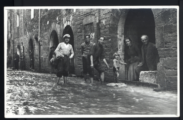 Inundació de Banyoles a causa del desbordament de l'estany. Carrer Nou