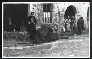Inundació de Banyoles a causa del desbordament de l'estany. Habitants a la plaça del Teatre