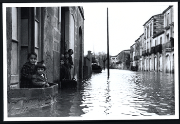 Inundació de Banyoles a causa del desbordament de l'estany. Carrer d'Alfons XII inundat