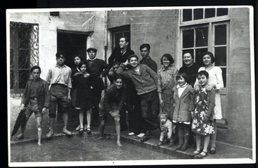 Inundació de Banyoles a causa del desbordament de l'estany. Grup d'habitants davant d'una casa a la plaça de la Font