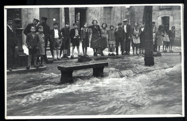 Inundació de Banyoles a causa del desbordament de l'estany. Plaça dels Estudis, amb habitants