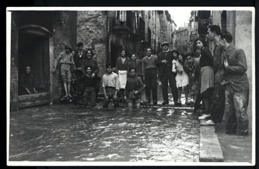 Inundació de Banyoles a causa del desbordament de l'estany. Carrer Major inundat, amb habitants