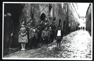 Inundació de Banyoles a causa del desbordament de l'estany. Carrer Nou inundat, amb habitants