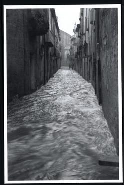 Inundació de Banyoles a causa del desbordament de l'estany. Carrer de Santa Maria inundat