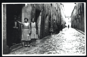 Inundació de Banyoles a causa del desbordament de l'estany. Carrer Nou inundat amb habitants