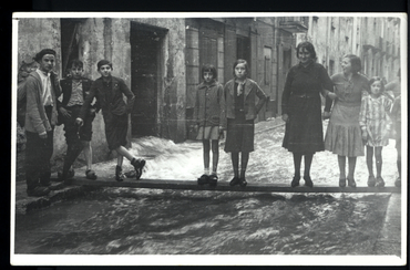 Inundació de Banyoles a causa del desbordament de l'estany. Ronda del Monestir inundada, amb habitants