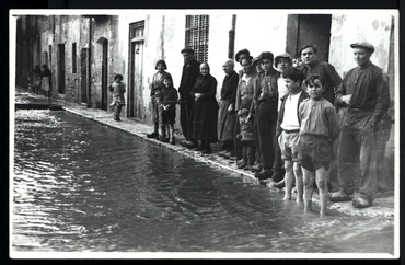 Inundació de Banyoles a causa del desbordament de l'estany. Habitants a un carrer inundat