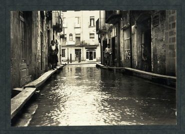 Inundació de Banyoles a causa del desbordament de l'estany. El carrer Major inundat amb habitants