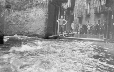 Inundació de Banyoles a causa del desbordament de l'estany. Carrer inundat