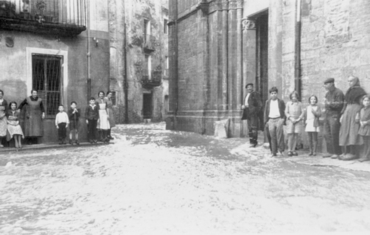 Inundació de Banyoles a causa del desbordament de l'estany. Carrer de Sant Benet inundat i l'església de Santa Maria dels Turers