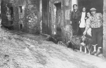 Inundació de Banyoles a causa del desbordament de l'estany. Carrer inundat, amb habitants