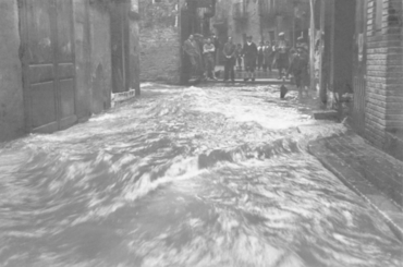 Inundació de Banyoles a causa del desbordament de l'estany. Carrer del Mercadal inundat