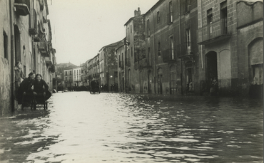 Inundació de Banyoles a causa del desbordament de l'estany. Carretera d'Olot inundada