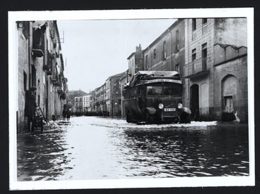 Inundació de Banyoles a causa del desbordament de l'estany. Autobús circulant per la carretera d'Olot inundada