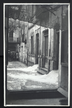 Inundació de Banyoles a causa del desbordament de l'estany. Placeta dels Estudis i el museu Darder
