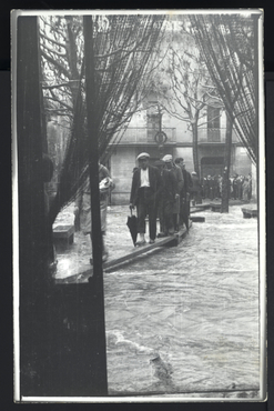 Inundació de Banyoles a causa del desbordament de l'estany. Placeta dels Estudis