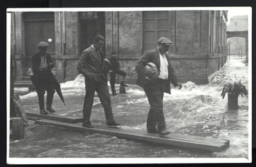 Inundació de Banyoles a causa del desbordament de l'estany. Placeta dels Estudis amb vianants
